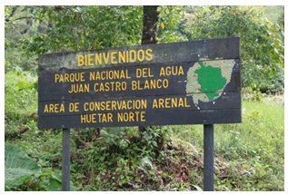 Fotografía de un letrero de bienvenida al Parque Nacional del Agua Juan Castro Blanco, Area de Conservación Arenal Huetar Norte.